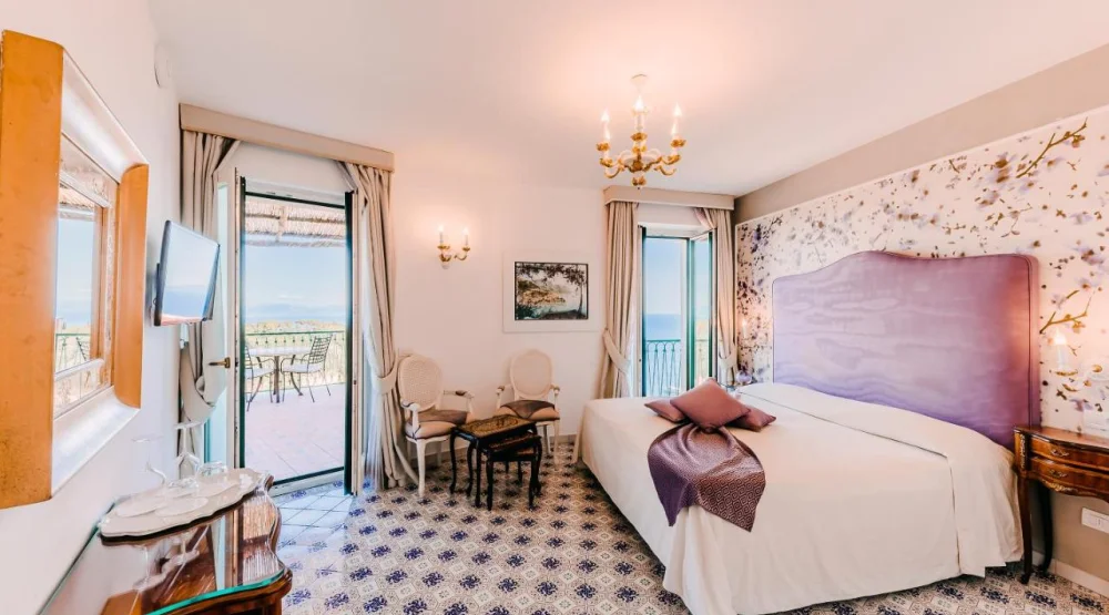 Romantic Suite with Terrace and Sea View at Palazzo Pascal
