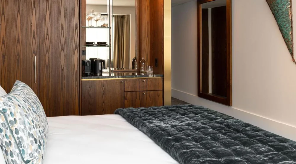 Elite Harbor View King Room at Horizon by Skycity